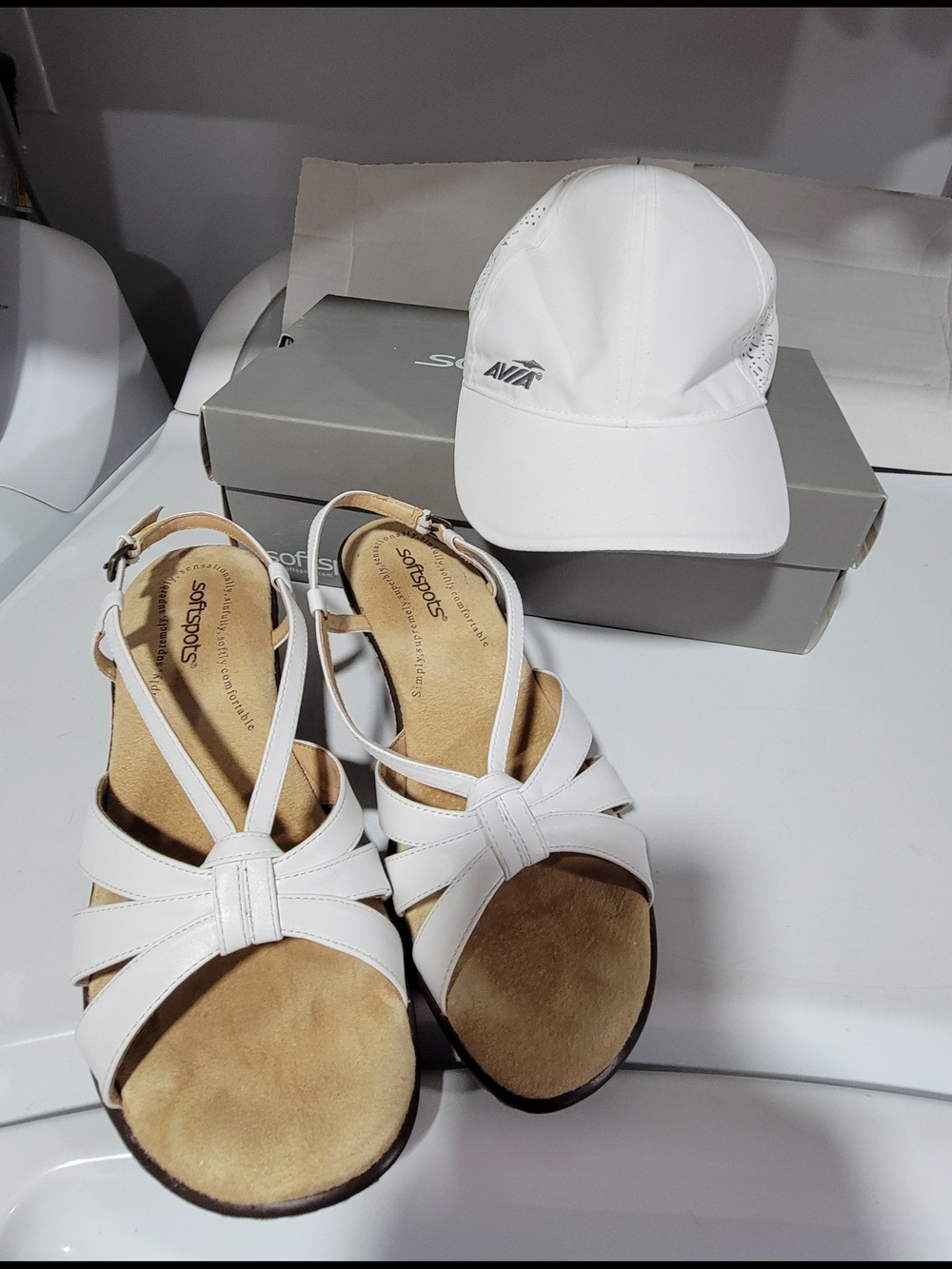 NEW- Comfortable softspots Lyric wedge sandals With Cute Hat- Size 7.5W